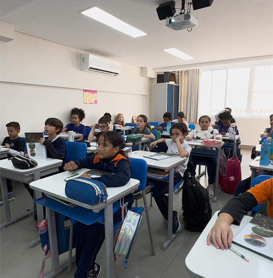 Alunos aprendendo em sala de aula